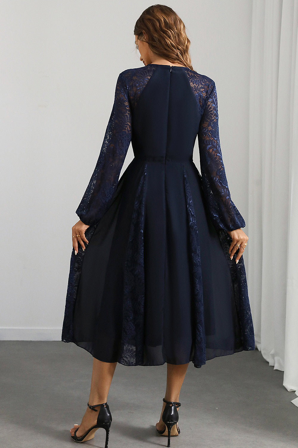 Vestido de fiesta largo azul marino con cuello redondo y mangas largas