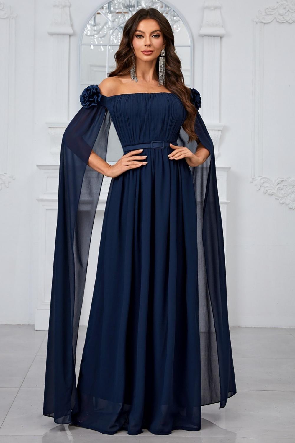 Vestido de fiesta largo plisado azul marino con hombros descubiertos