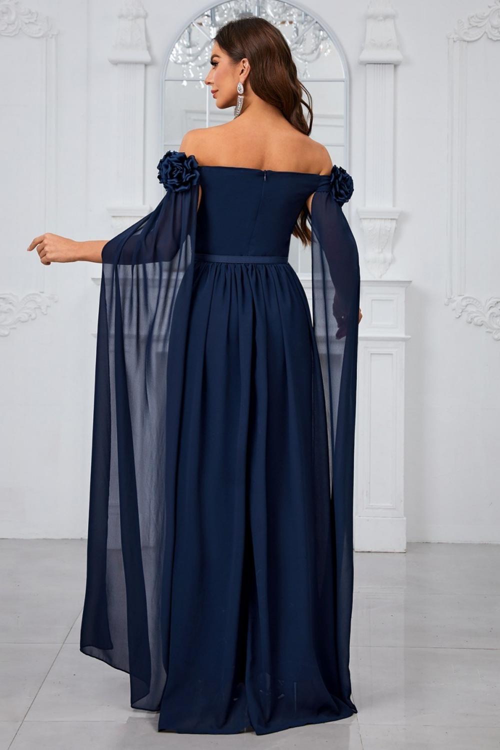 Vestido de fiesta largo plisado azul marino con hombros descubiertos