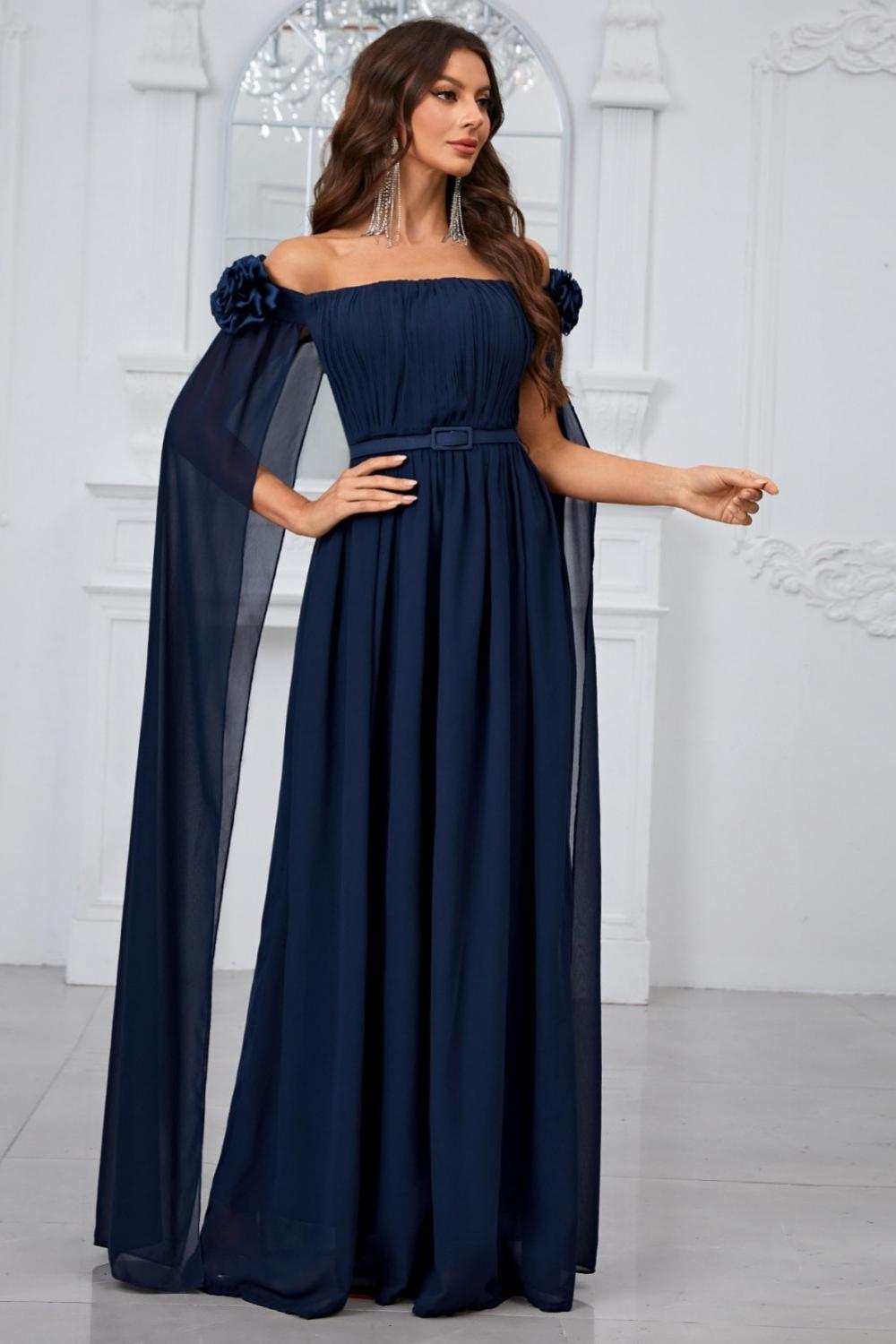 Vestido de fiesta largo plisado azul marino con hombros descubiertos