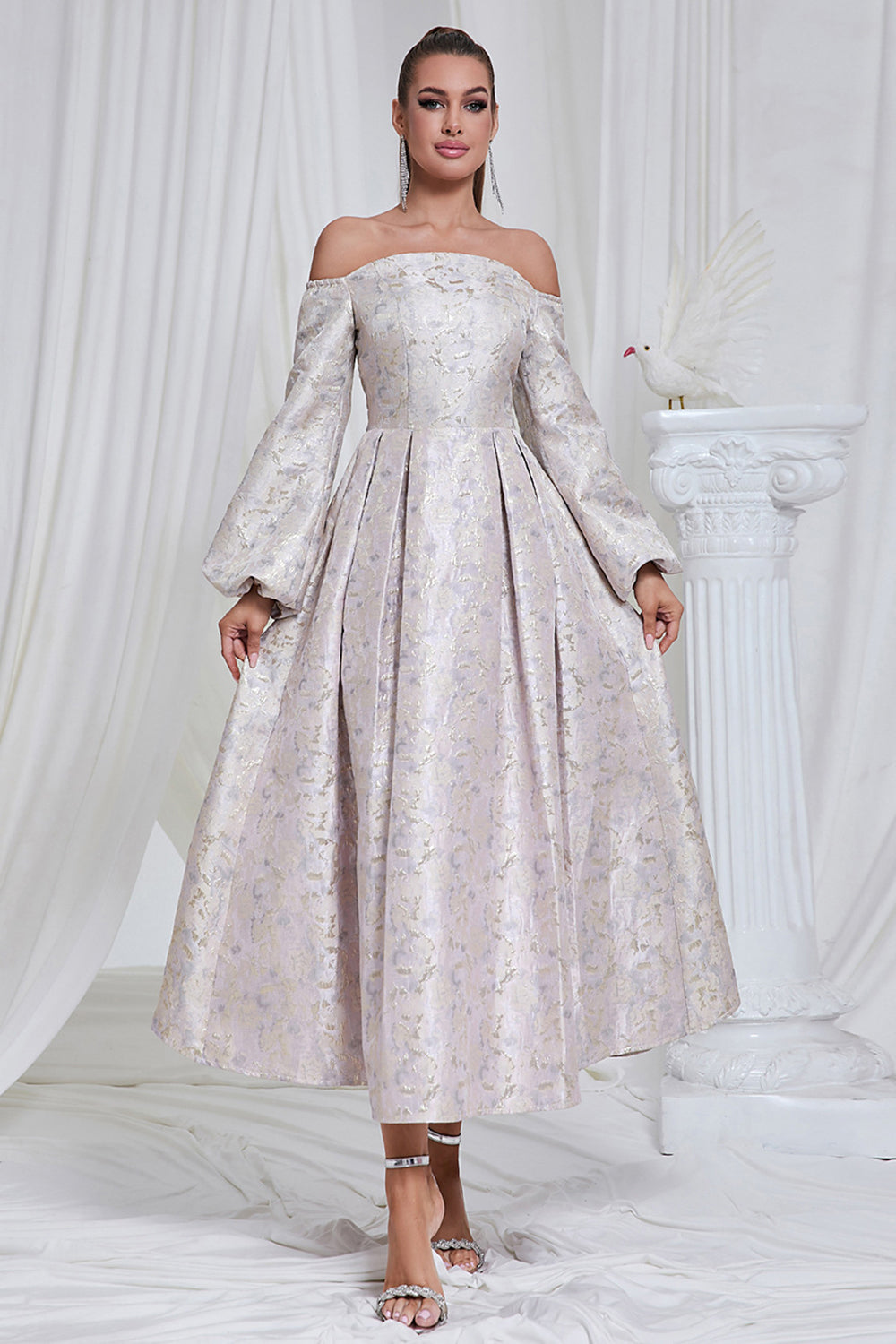 Vestido de fiesta largo plisado lila con hombros descubiertos y mangas largas