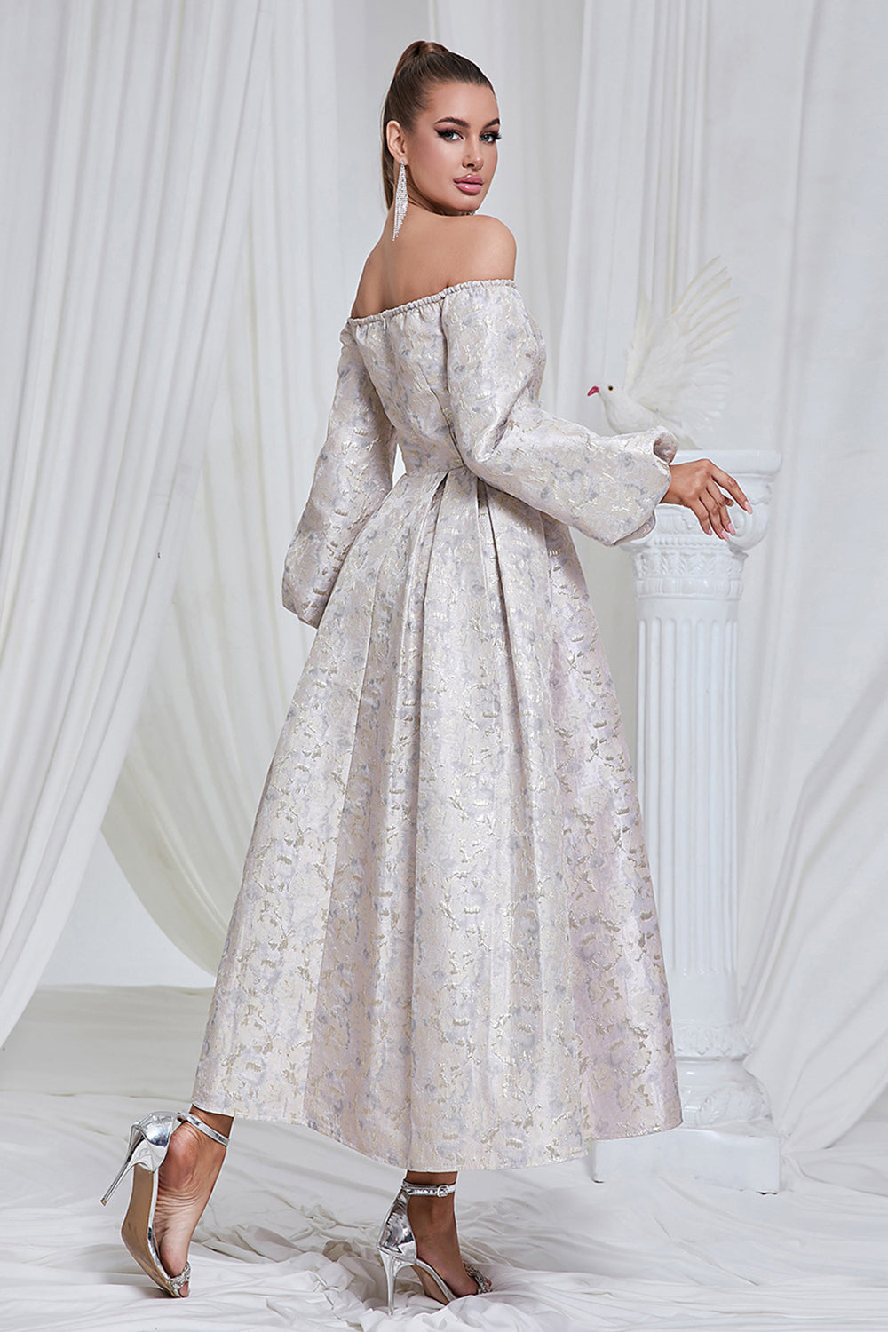 Vestido de fiesta largo plisado lila con hombros descubiertos y mangas largas