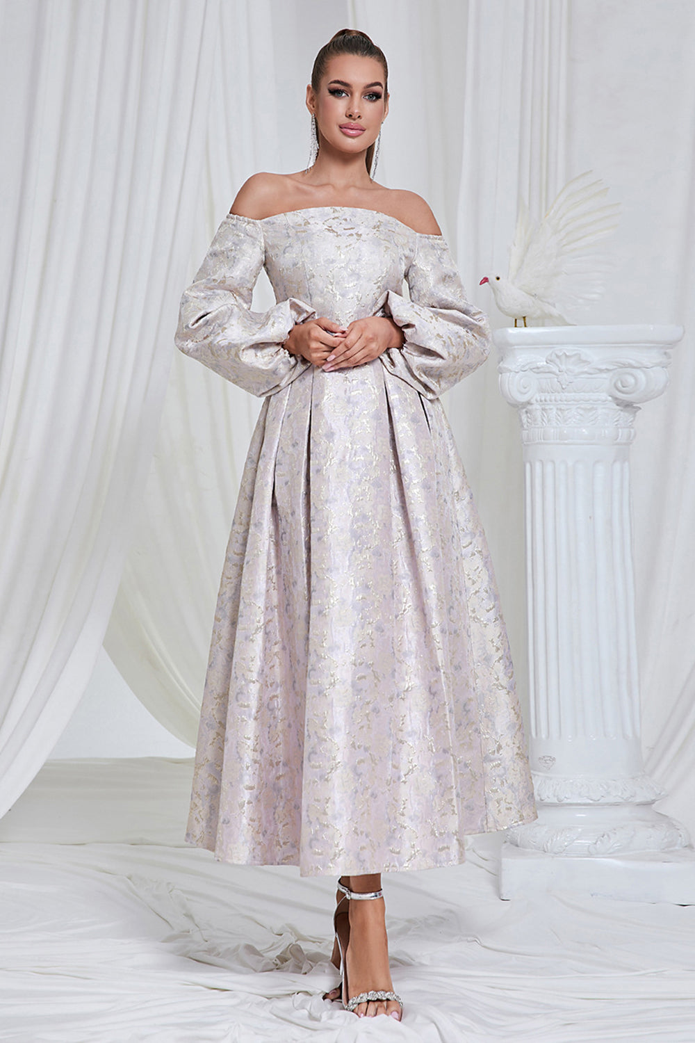 Vestido de fiesta largo plisado lila con hombros descubiertos y mangas largas