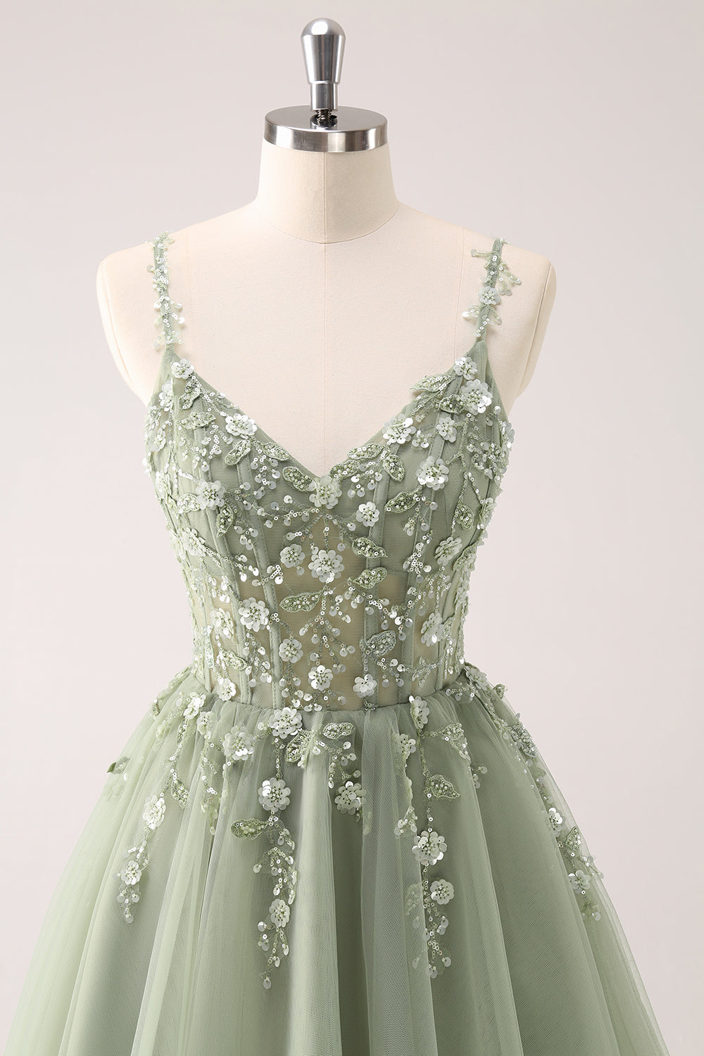 Vestido de fiesta corto con escote en A tirantes finos en tul y lentejuelas con apliques