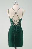 Vestido de fiesta corto ajustado con tirantes finos y cuentas de color verde oscuro