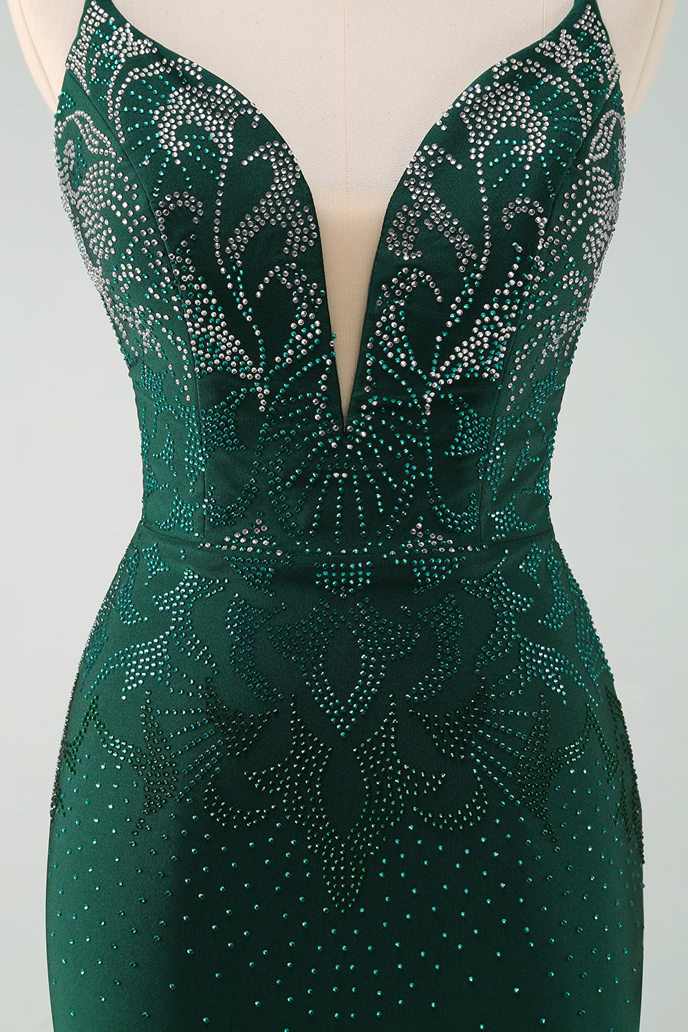 Vestido de fiesta corto ajustado con tirantes finos y cuentas de color verde oscuro