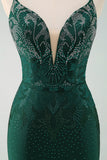 Vestido de fiesta corto ajustado con tirantes finos y cuentas de color verde oscuro