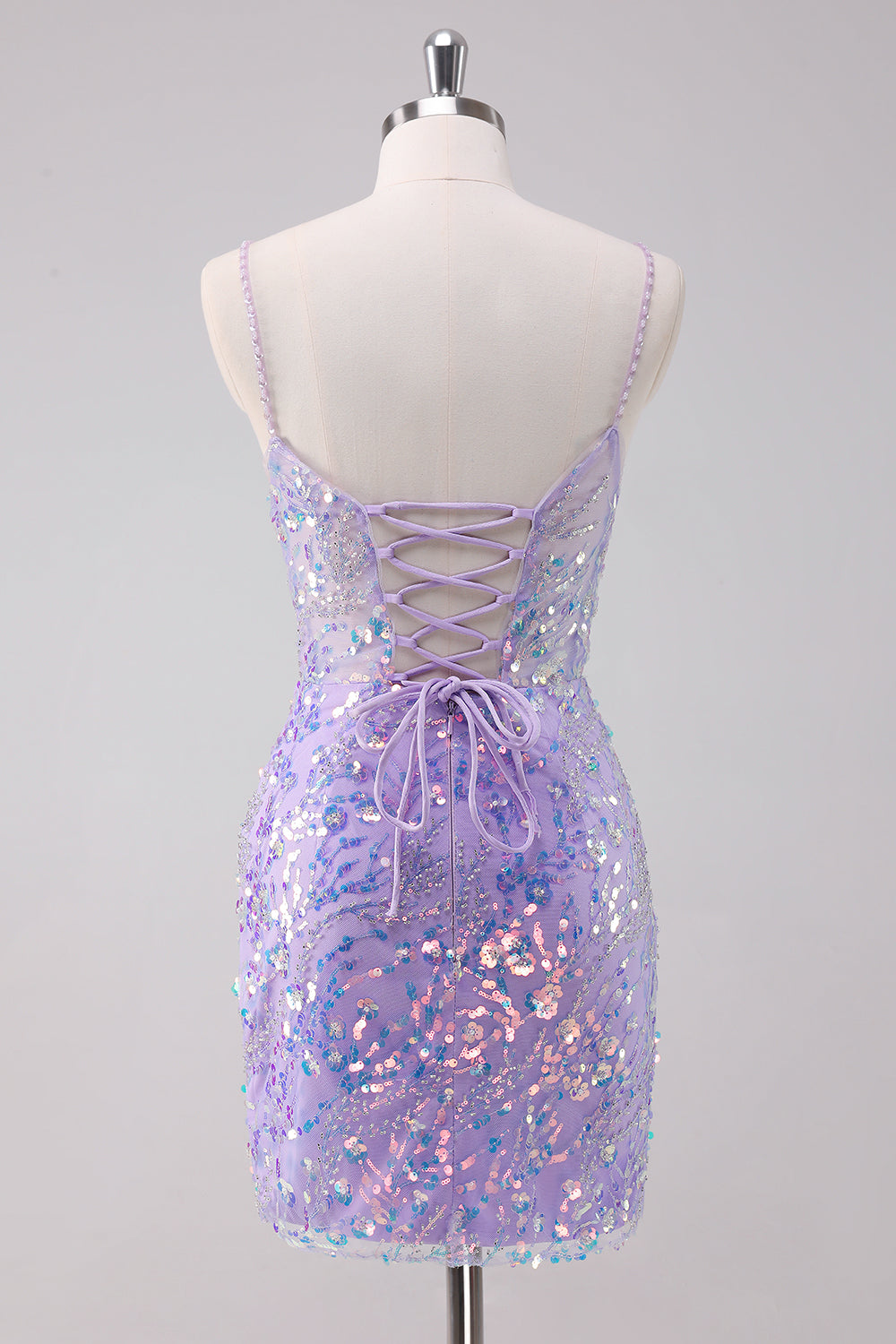 Vestido de fiesta corto con lentejuelas tirantes finos y ajustado color morado brillante