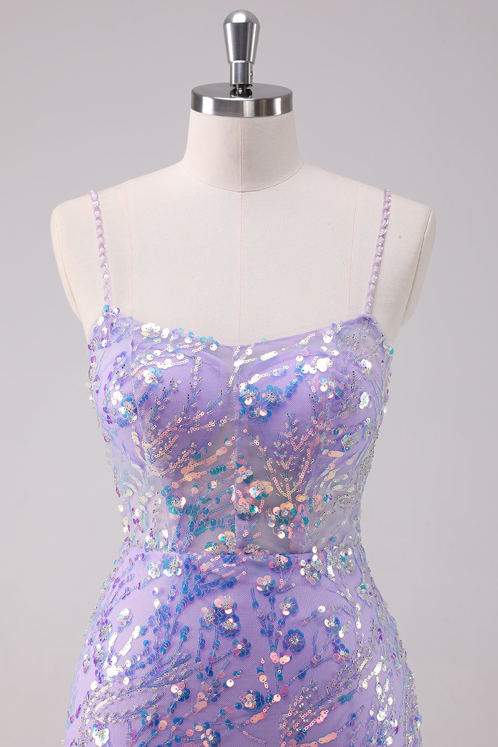 Vestido de fiesta corto con lentejuelas tirantes finos y ajustado color morado brillante