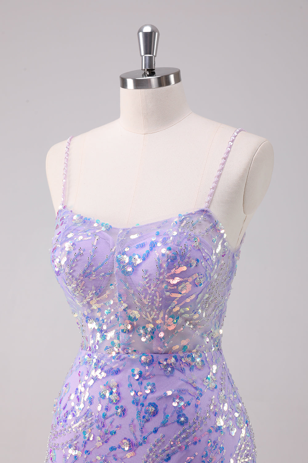 Vestido de fiesta corto con lentejuelas tirantes finos y ajustado color morado brillante