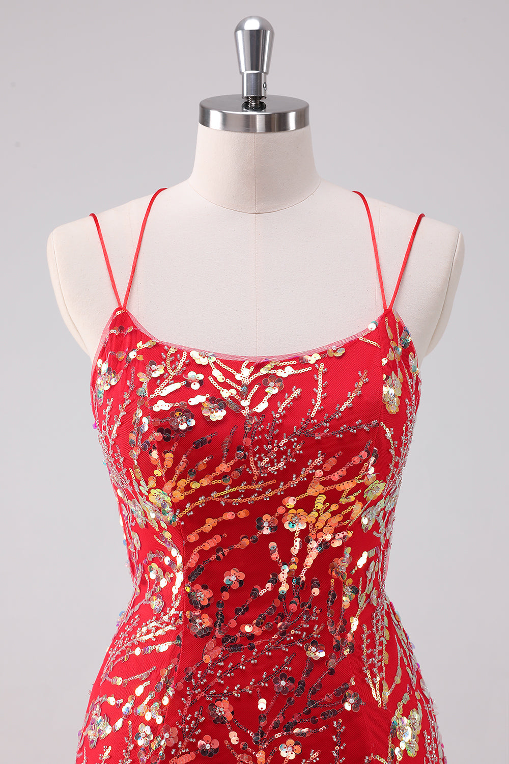 Vestido de fiesta corto ajustado con tirantes finos en color rojo y lentejuelas brillantes