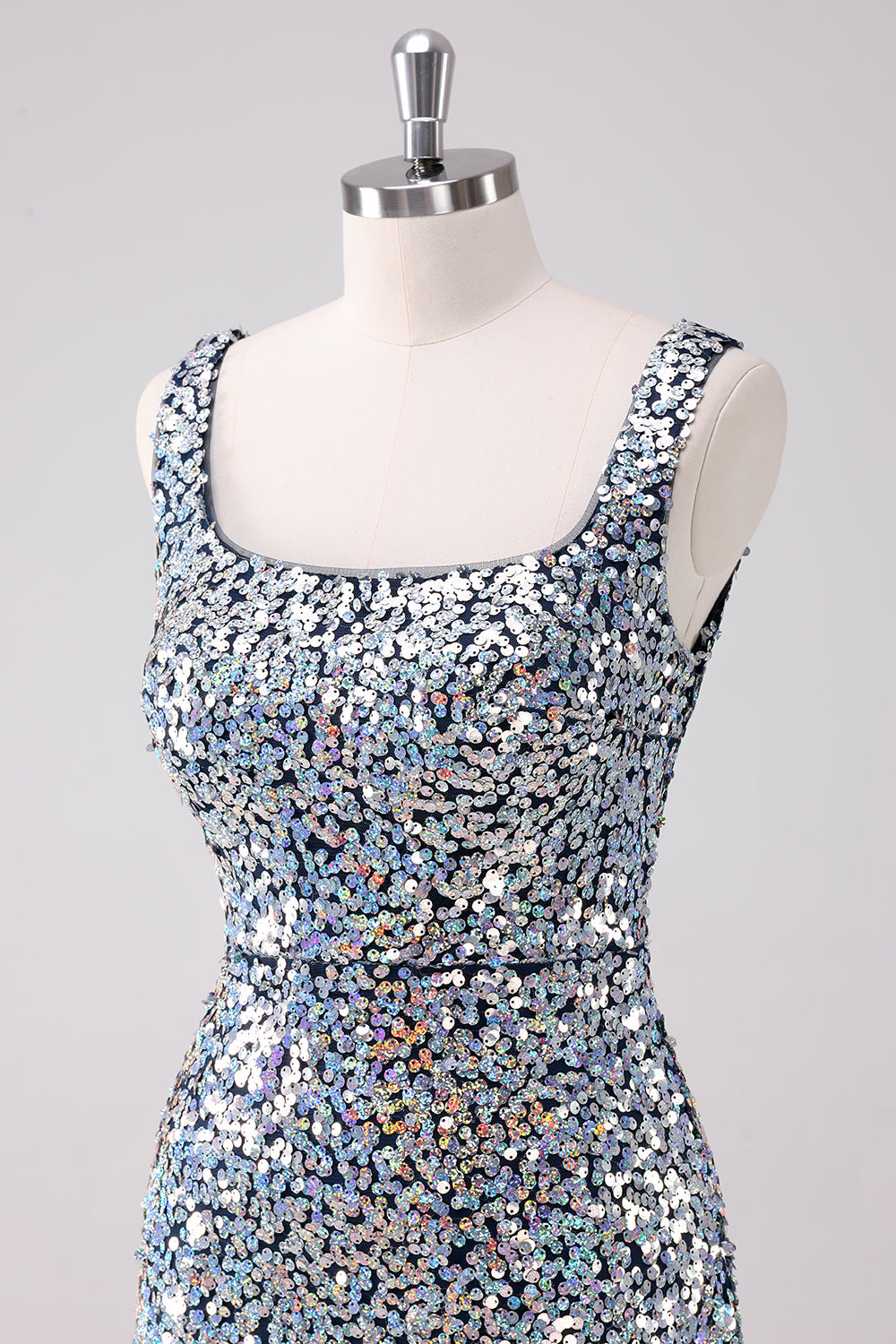 Vestido de fiesta corto ajustado con escote cuadrado y abertura en color plateado brillante