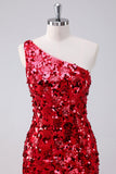 Vestido de fiesta corto con un hombro al descubierto y lentejuelas rojas brillantes