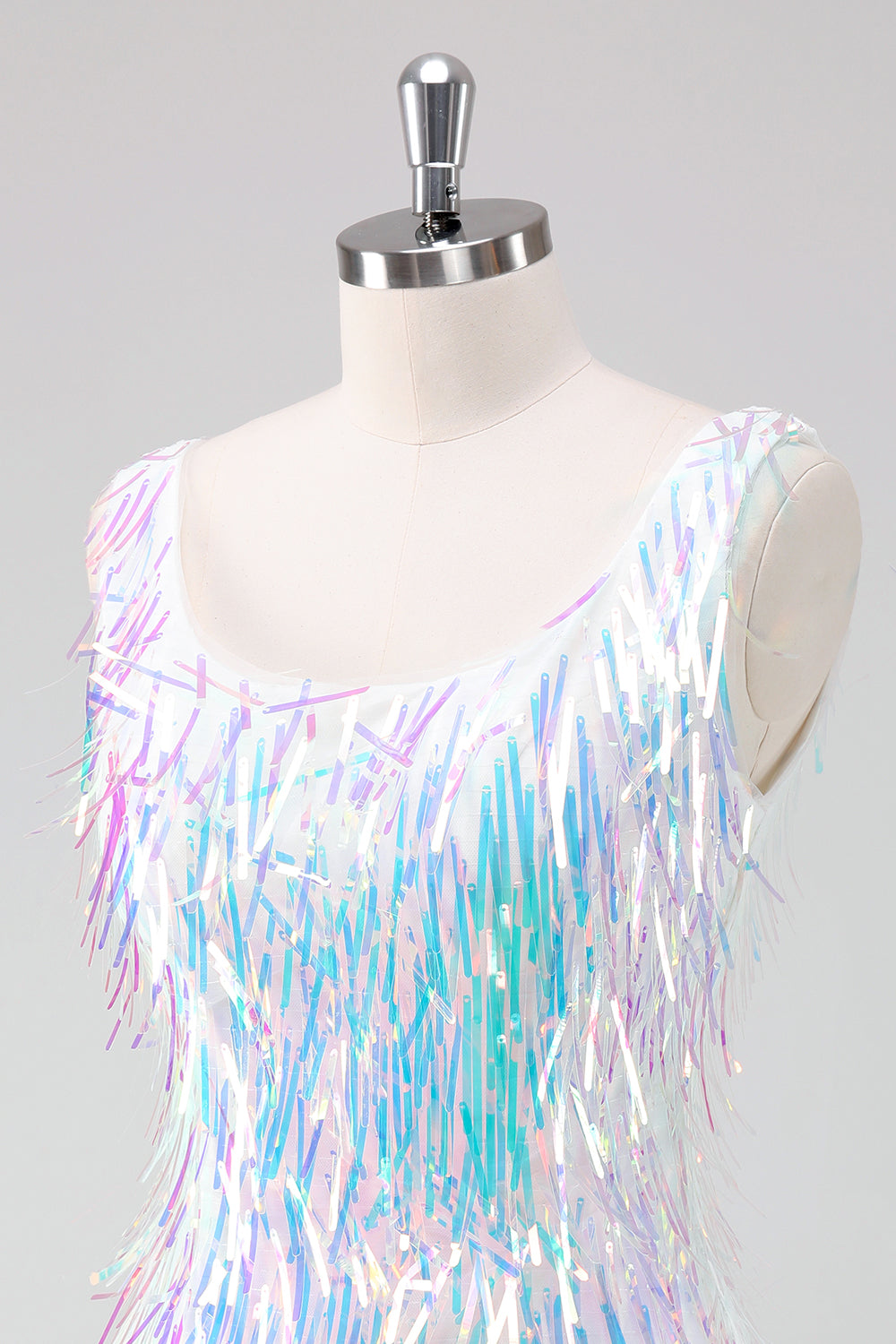Vestido de fiesta corto blanco brillante con escote redondo y borlas