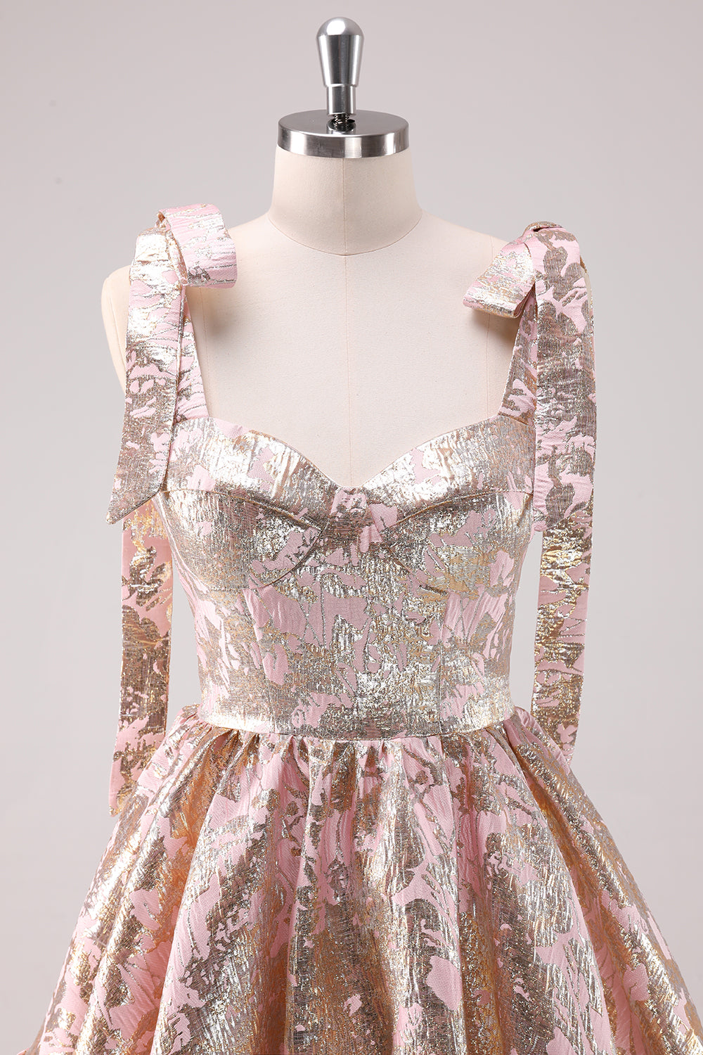Vestido de fiesta corto metalizado con volantes y tirantes ajustables plateados