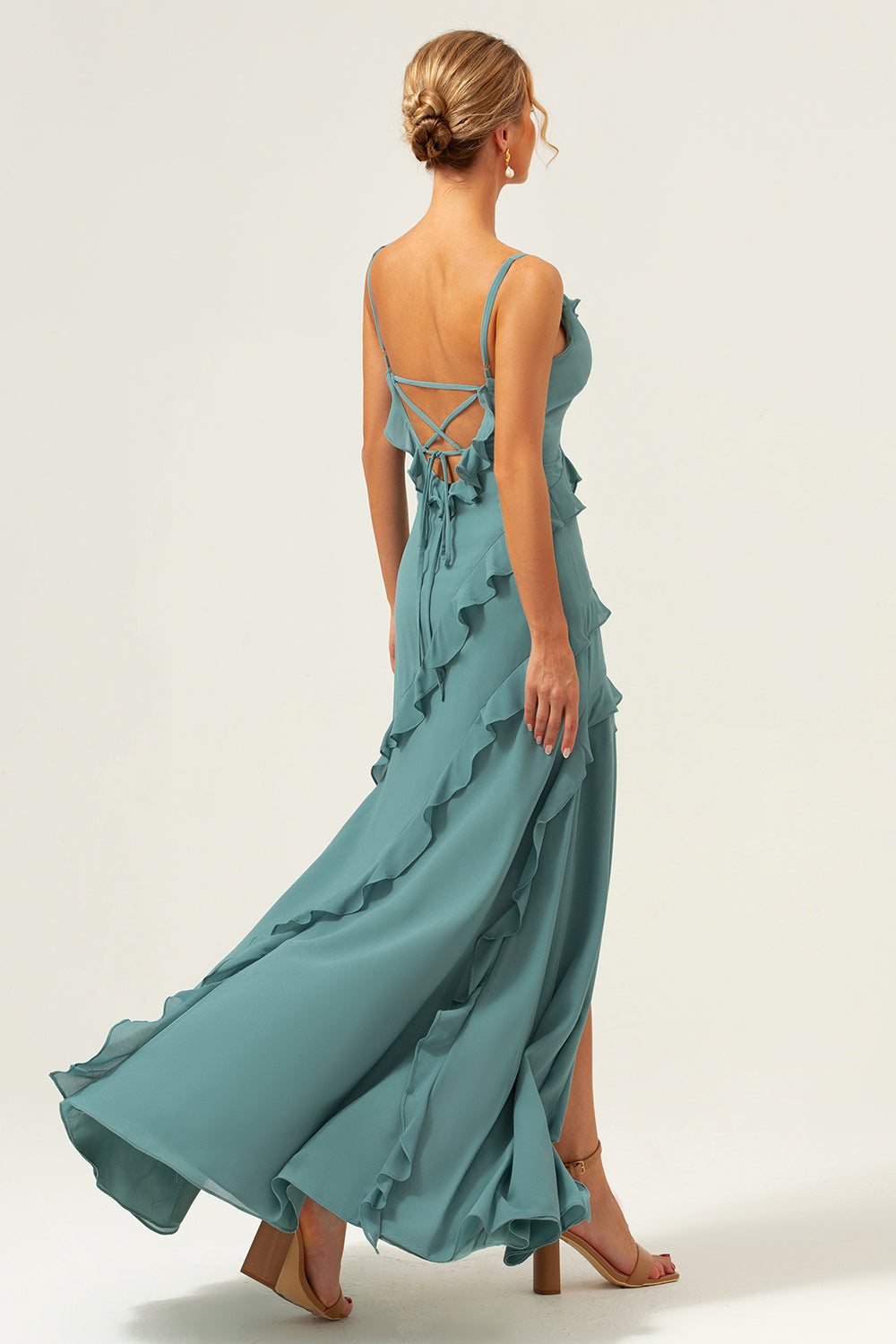 Vaina de eucalipto Tirantes finos Vestido largo de dama de honor con volantes y abertura
