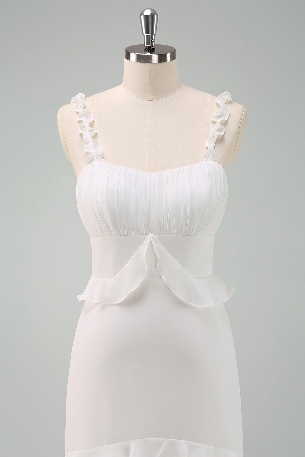Vestido de fiesta largo sirena con tirantes finos blancos y volantes