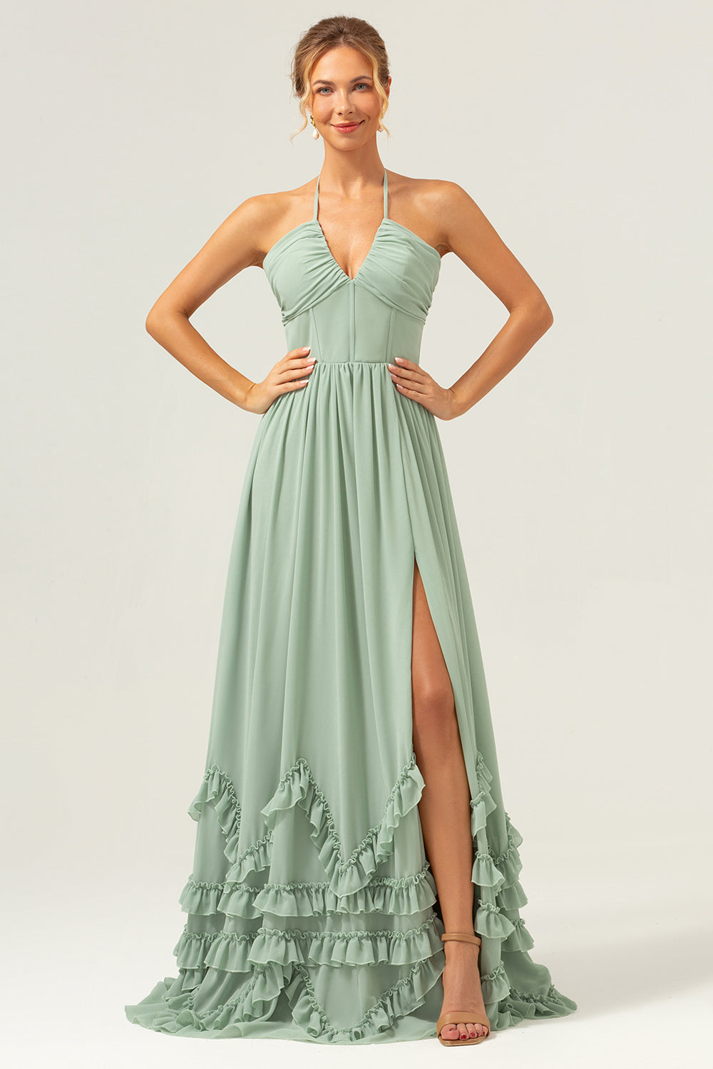 Vestido largo de dama de honor con volantes de corsé halter de salvia polvorienta con abertura