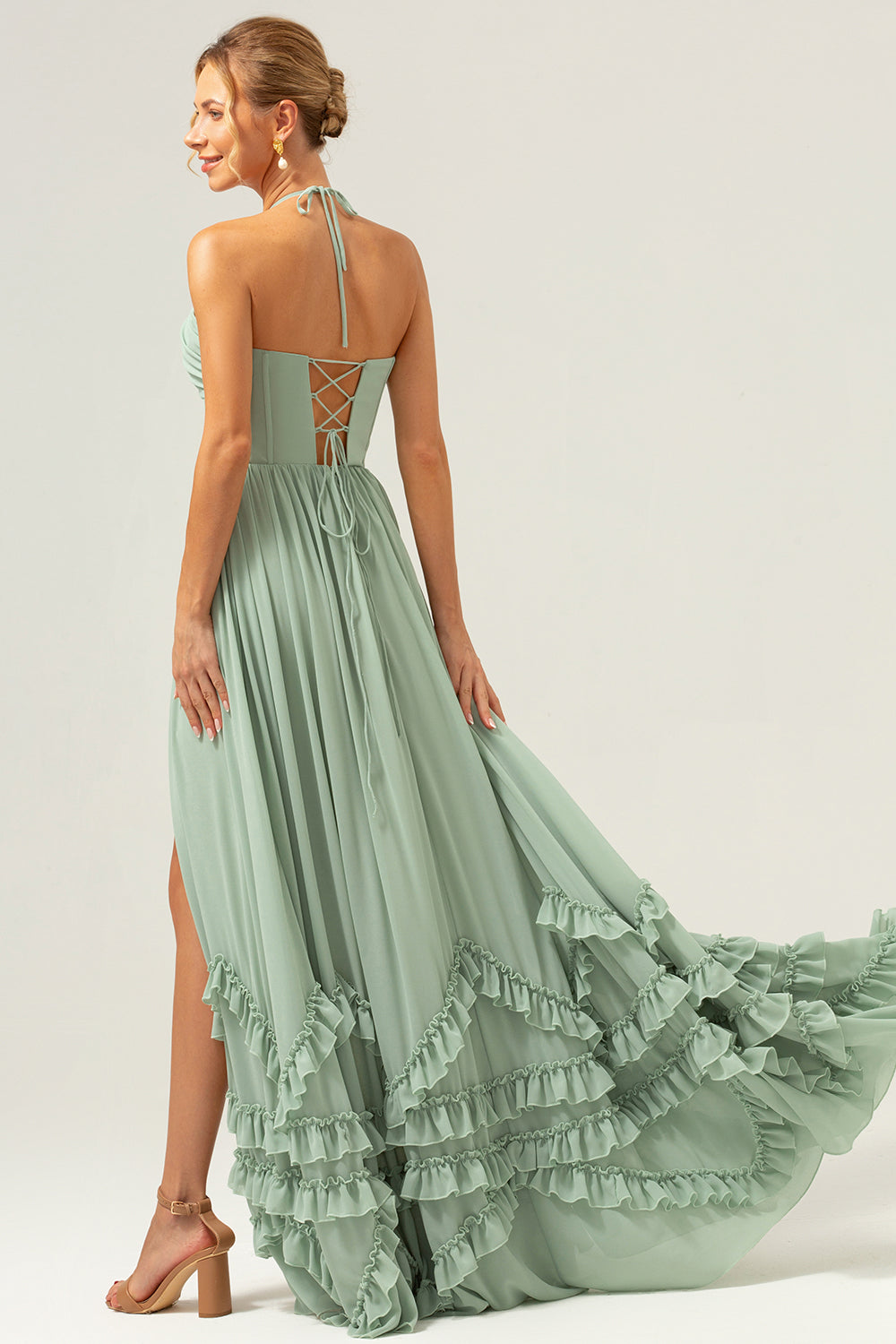 Vestido largo de dama de honor con volantes de corsé halter de salvia polvorienta con abertura