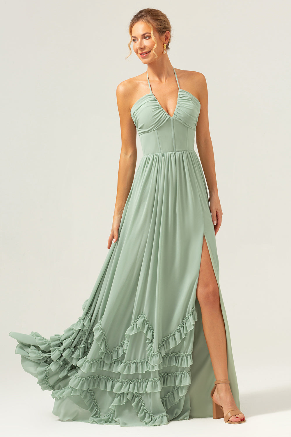 Vestido largo de dama de honor con volantes de corsé halter de salvia polvorienta con abertura