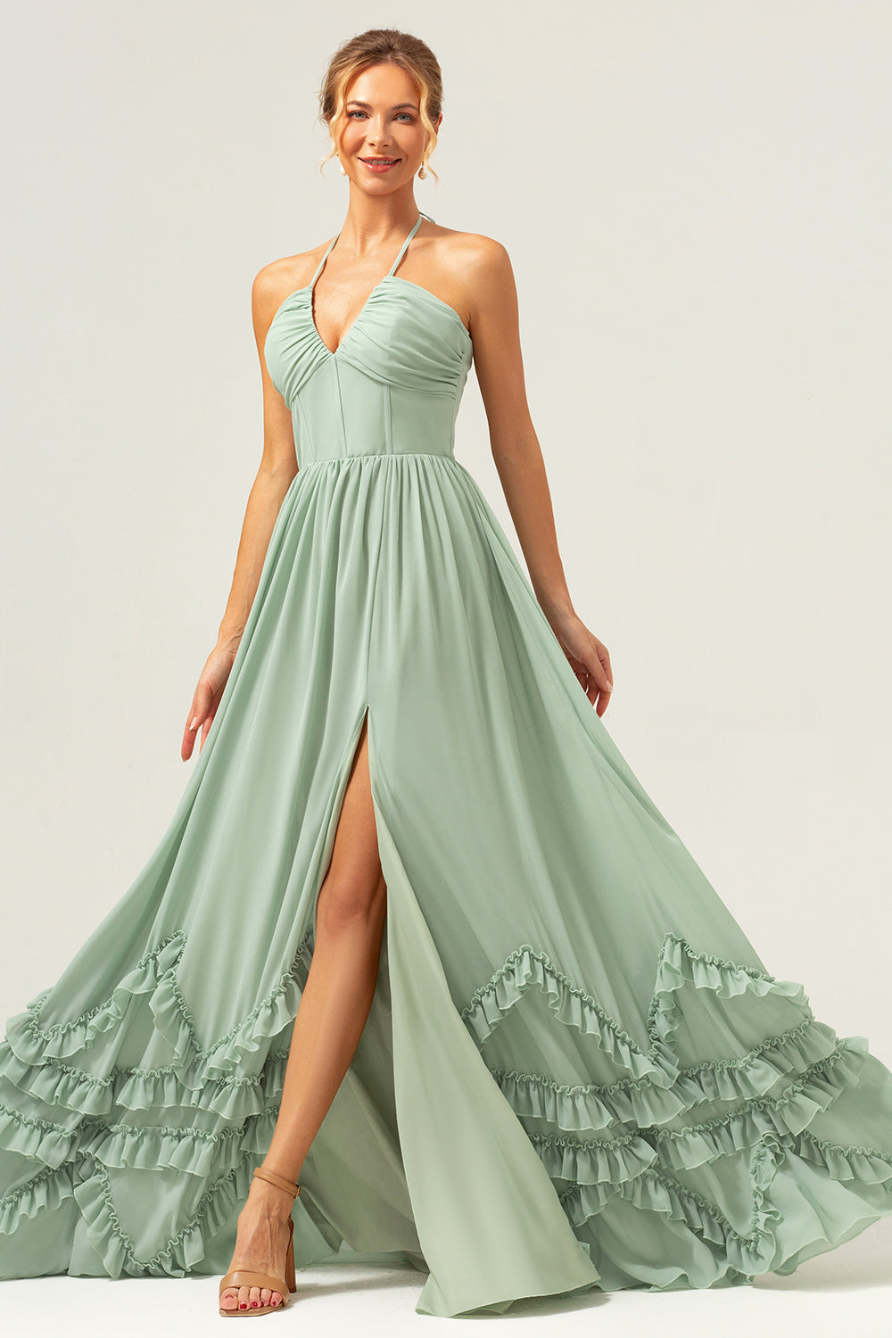Vestido largo de dama de honor con volantes de corsé halter de salvia polvorienta con abertura