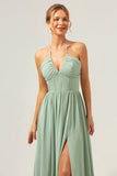 Vestido largo de dama de honor con volantes de corsé halter de salvia polvorienta con abertura