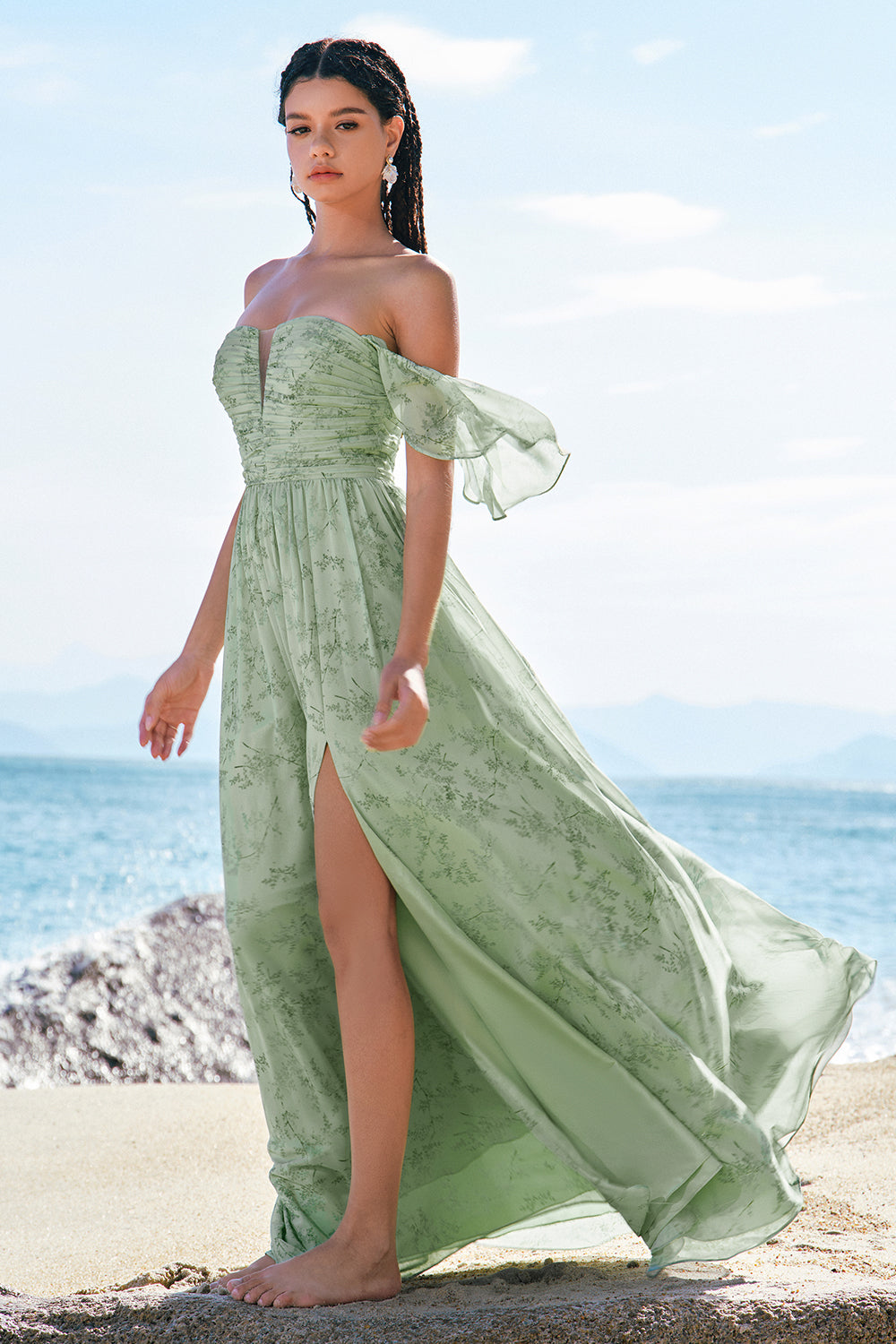 Vestido largo de dama de honor con estampado de hombros descubiertos de Dusty Sage A-line con abertura