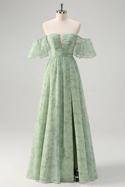 Dusty Sage Un vestido de fiesta largo con estampado de hombros descubiertos con abertura