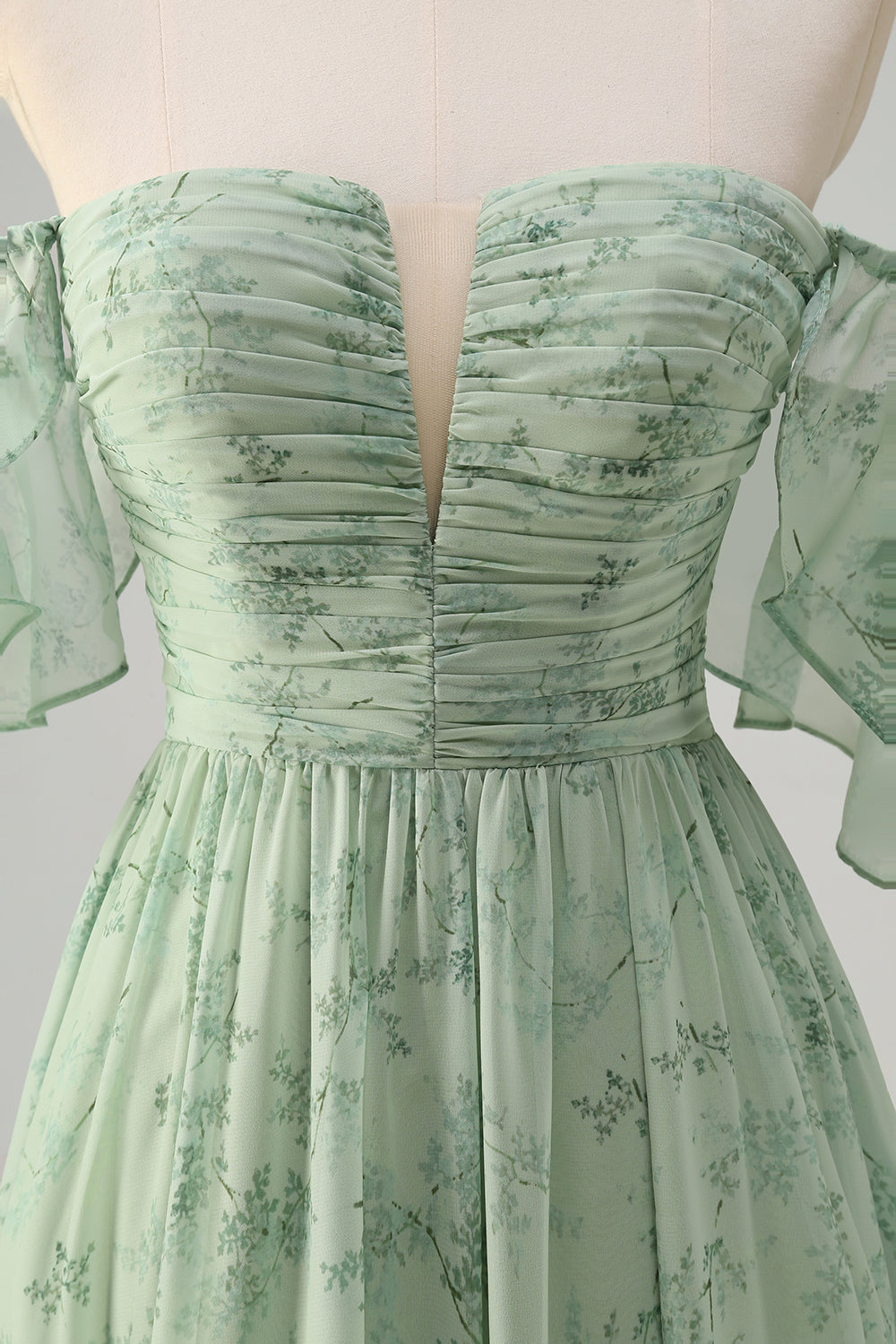 Dusty Sage Un vestido de fiesta largo con estampado de hombros descubiertos con abertura