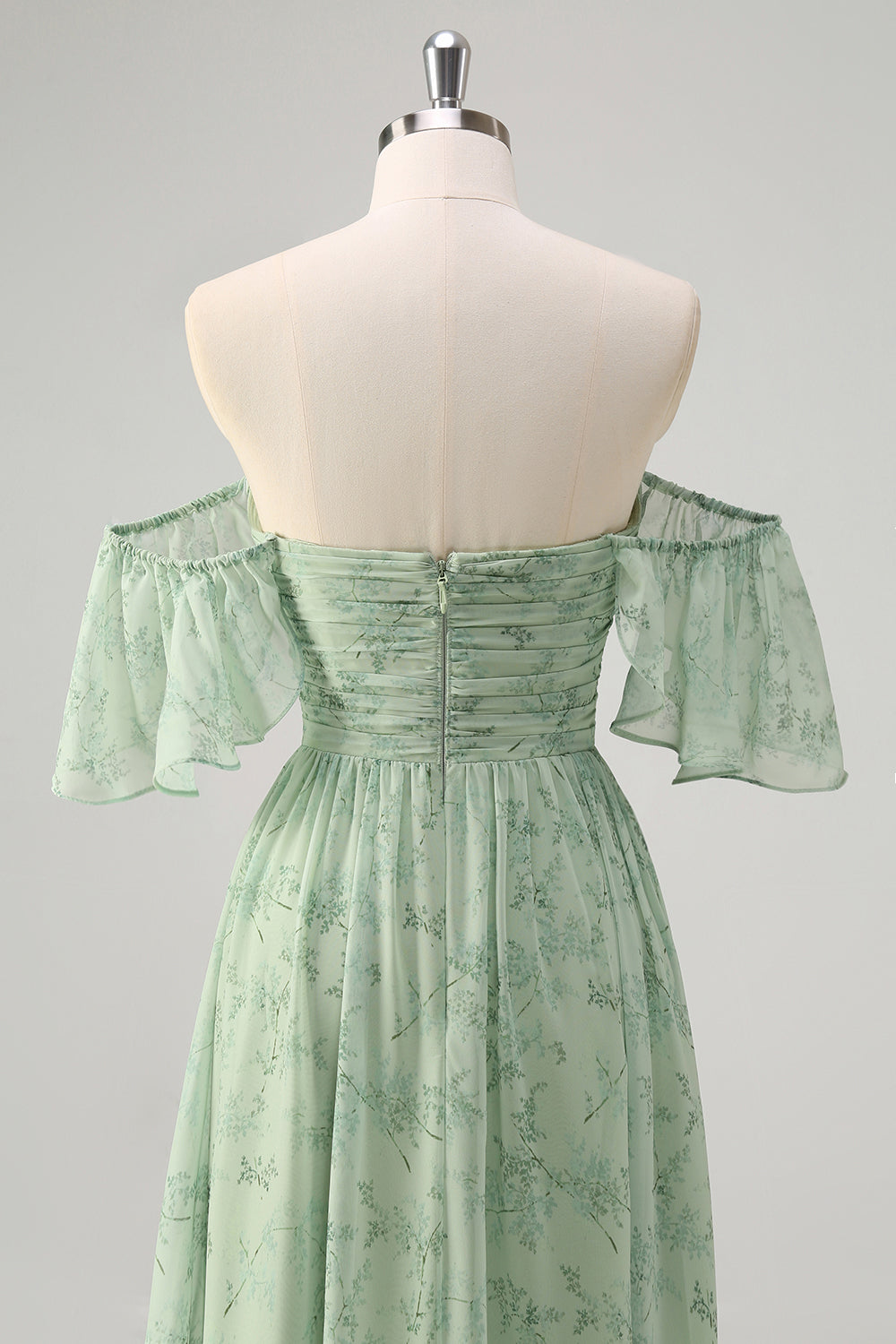 Dusty Sage Un vestido de fiesta largo con estampado de hombros descubiertos con abertura