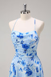 Vestido largo de dama de honor con tirantes florales azules con abertura