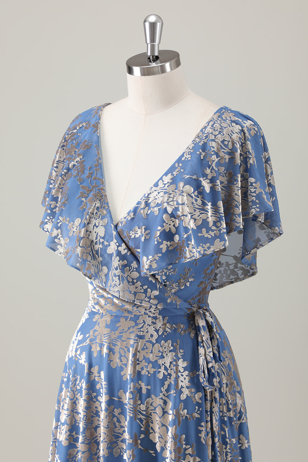 Vestido de dama de honor con estampado floral de terciopelo quemado con escote en V azul grisáceo