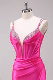 Vestido de fiesta de lentejuelas con correas de espagueti fucsia con correas de lentejuelas con abertura