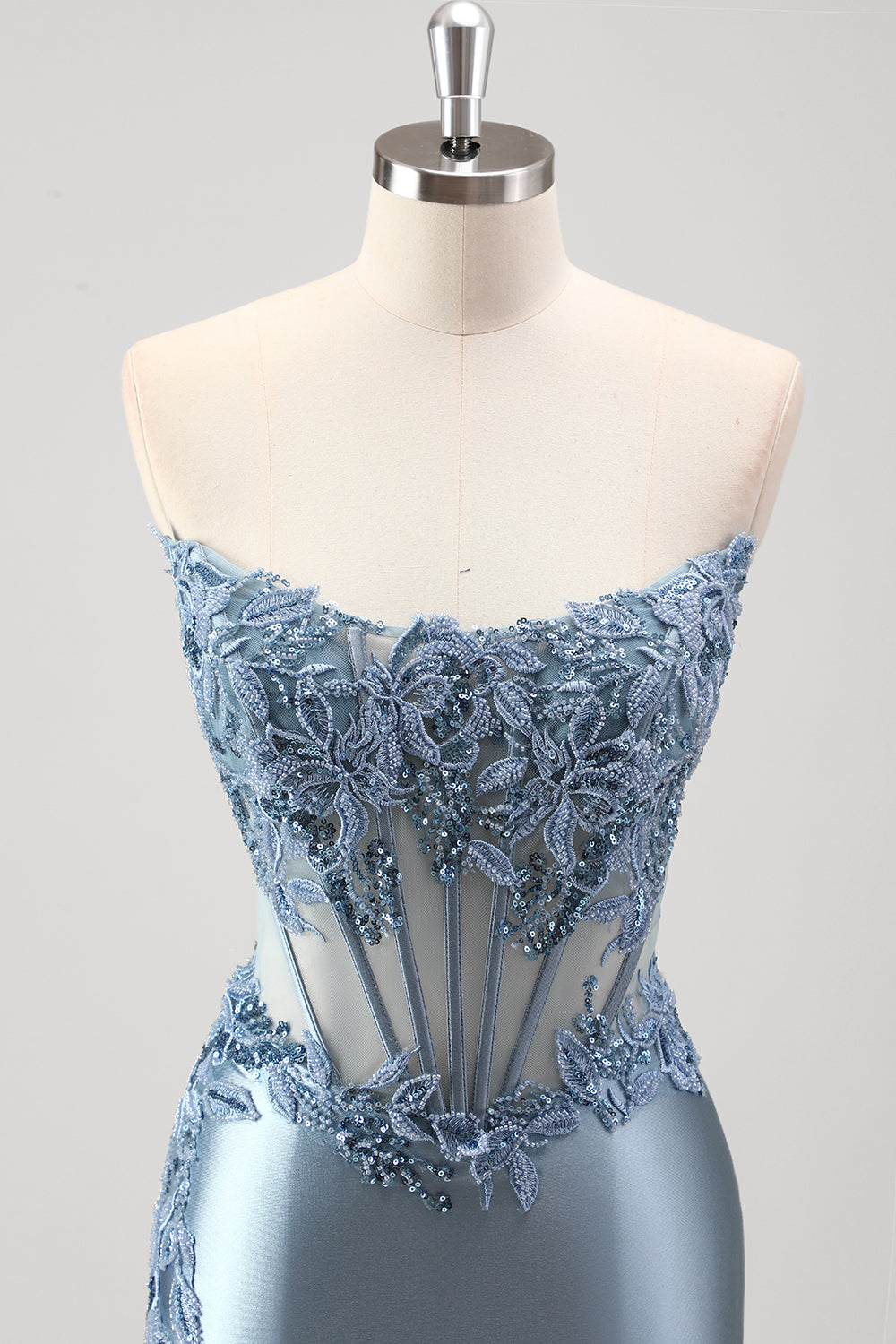 Vestido de fiesta metálico sin tirantes sin tirantes de color gris grisáceo azul brillante con abertura