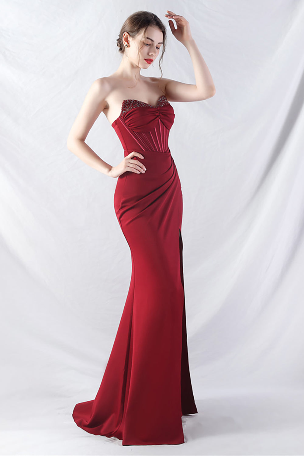 Vestido largo de fiesta con corsé de cuentas burdeos brillante con abertura