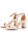 Zapatos de tacón grueso con punta abierta color marfil y perlas
