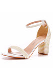 Zapatos de tacón grueso con punta abierta color marfil y perlas