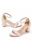 Zapatos de tacón grueso con punta abierta color marfil y perlas