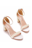 Zapatos de tacón grueso con punta abierta color marfil y perlas