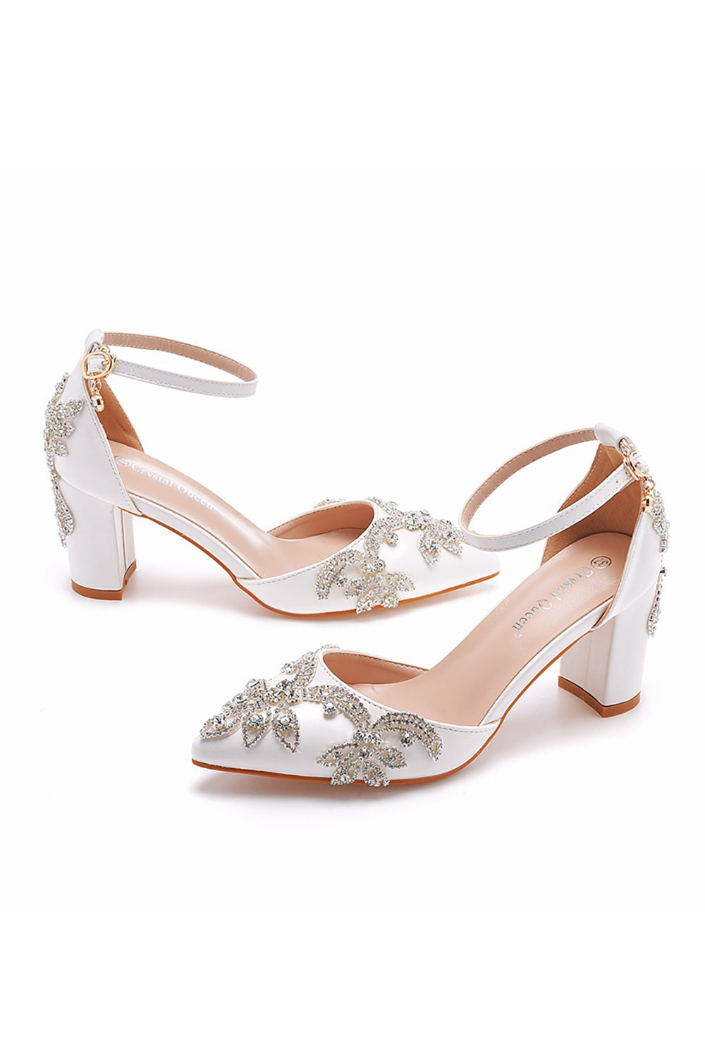 Delicados zapatos de novia blancos con punta puntiaguda con pedrería