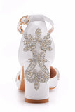 Delicados zapatos de novia blancos con punta puntiaguda con pedrería