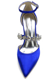 Tacones altos puntiagudos de pedrería marfil