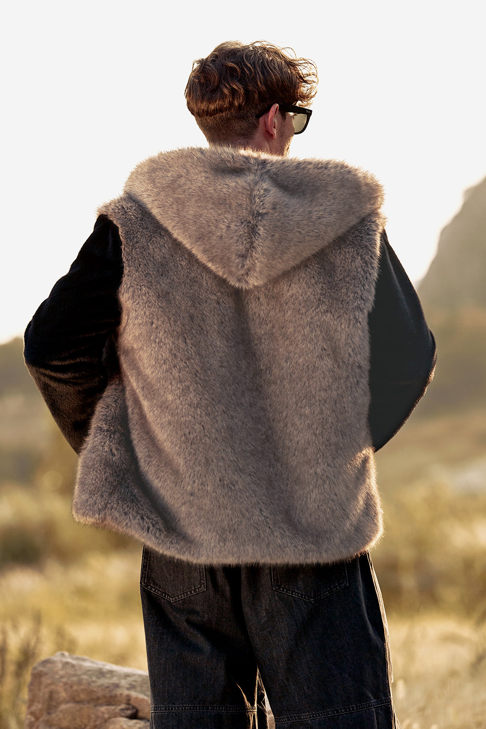 Abrigo corto de hombre de manga sintética de piel sintética marrón esponjoso con capucha