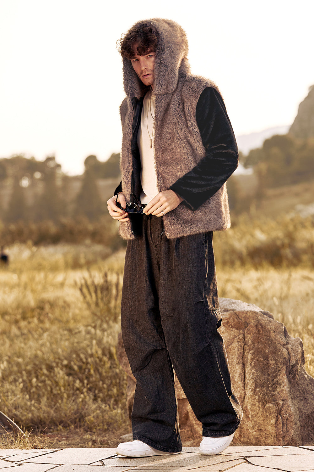 Abrigo corto de hombre de manga sintética de piel sintética marrón esponjoso con capucha