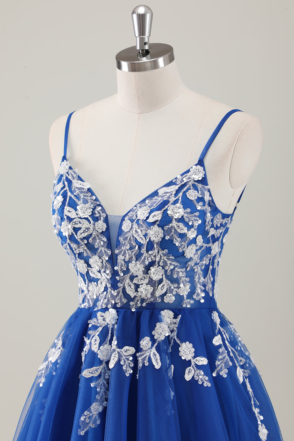 Vestido corto de regreso a casa con tirantes de espagueti azul real con apliques