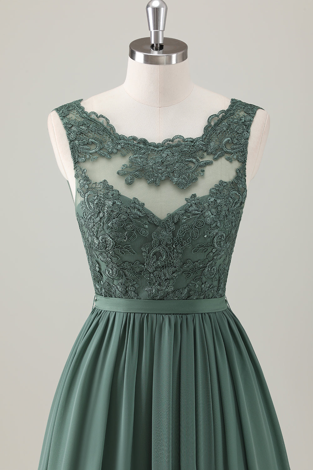 Vestido largo de dama de honor de encaje de eucalipto con abertura