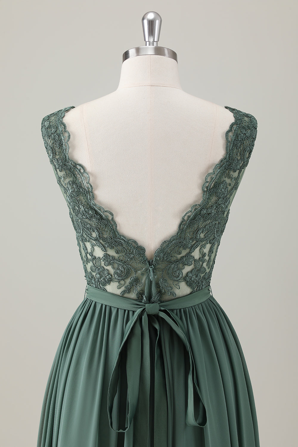 Vestido largo de dama de honor de encaje de eucalipto con abertura