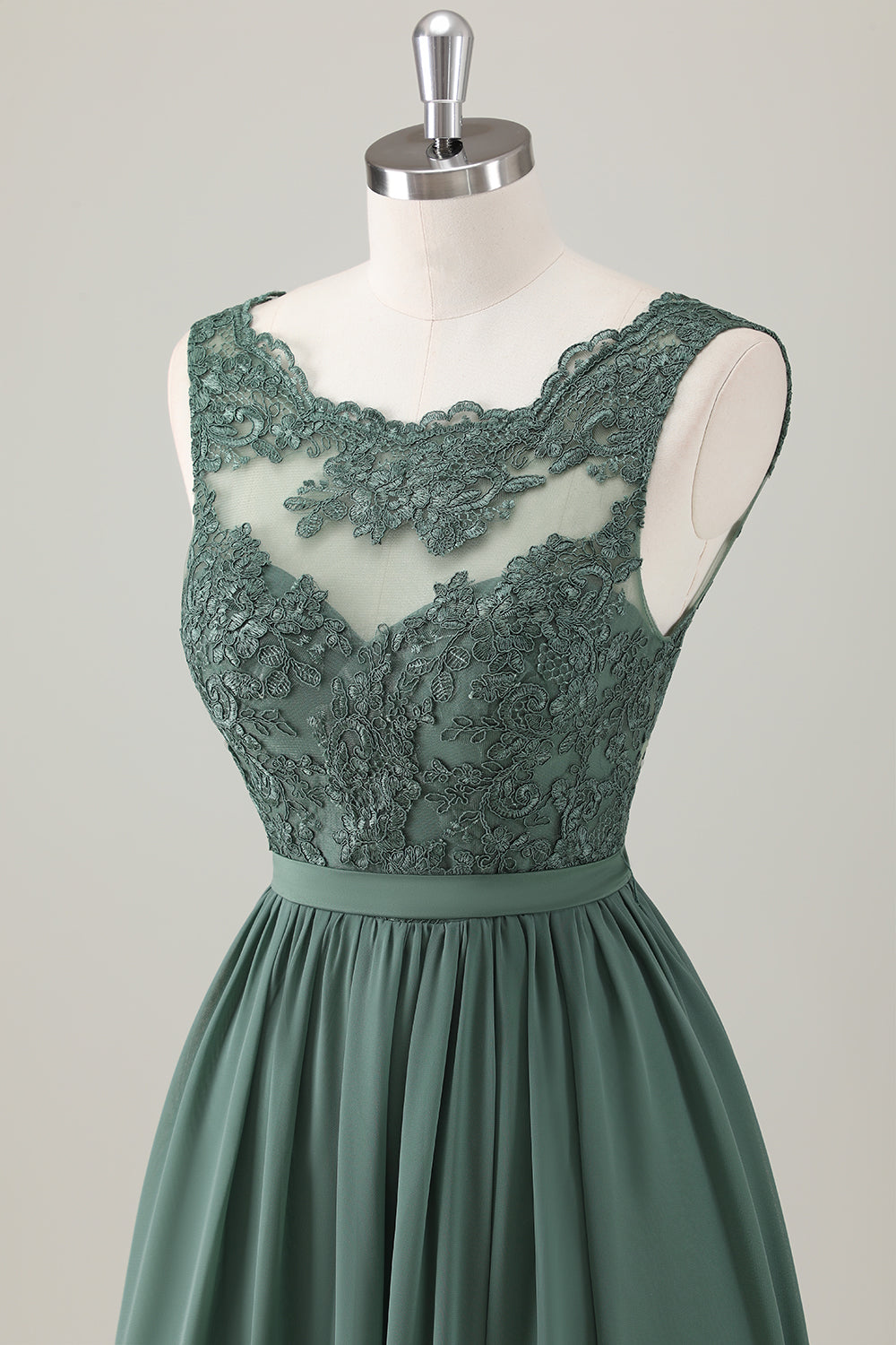 Vestido largo de dama de honor de encaje de eucalipto con abertura