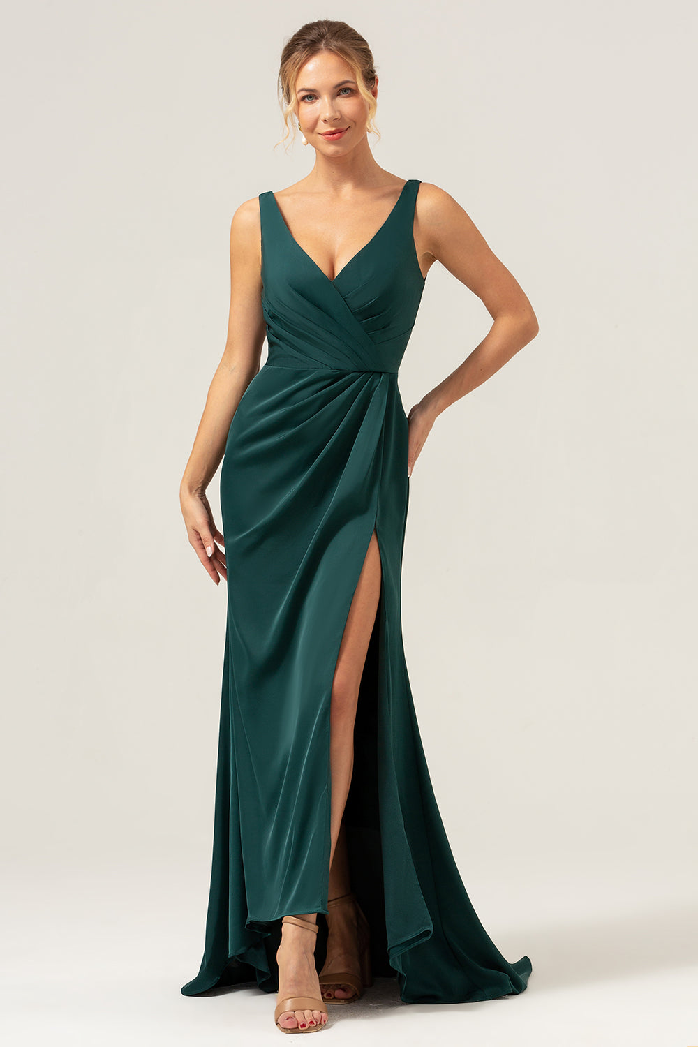 Vaina verde oscuro con escote en V Vestido de dama de honor fruncido alto-bajo con abertura