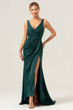 Vaina verde oscuro con escote en V Vestido de dama de honor fruncido alto-bajo con abertura